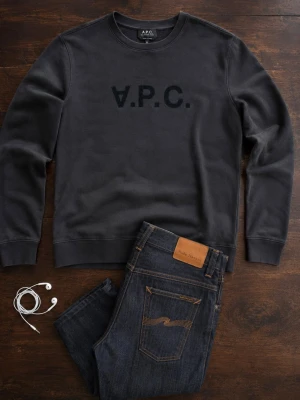 Svart sweatshirt från A.P.C. - Snygg svart sweatshirt från A.P.C. med rund halsringning och diskret logga i svart på bröstet. Tröjan har en klassisk passform och är tillverkad i mjuk bomullsblandning. Perfekt för en clean och stilren look.