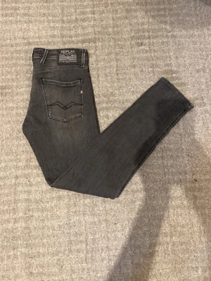 Replay anbass  - Svarta replay anbass jeans. Väldigt sköna och snygga. I jättebra skick.