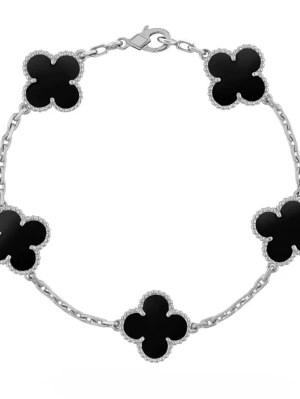 Silverarmband med svarta klöver - Snyggt armband i silverfärg med fem svarta klöverformade hängen. Varje klöver har en dekorativ kant och sitter på en tunn kedja med karbinlås. Perfekt för dig som gillar stilrena och trendiga accessoarer.