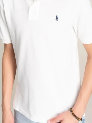 Polo Vit pikétröja med kort ärm - Klassisk vit pikétröja i bomull med korta ärmar och liten broderad logga på bröstet. Perfekt till jeans eller shorts för en clean och enkel stil. 8 år passsar bra 140