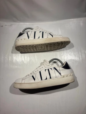 Valentino skor - Hej! Säljer nu mina skor från märket Valentino, storlek 39 bra skick, allt på bilden ingår. Tveka inte på att höra av dig om du har frågor eller funderingar kring skorna! 