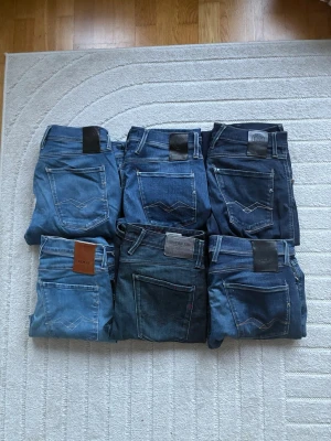 Replay jeans anbass (bulk) -  Tjena tjena, säljer nu mina replay anbass i storlek 32 förutom paret i mitten på nedre raden som är i storlek 33. Ifall du endast är intresserad eller vill ta en närmare titt på ett specifikt par så är det bara att skriva 😁