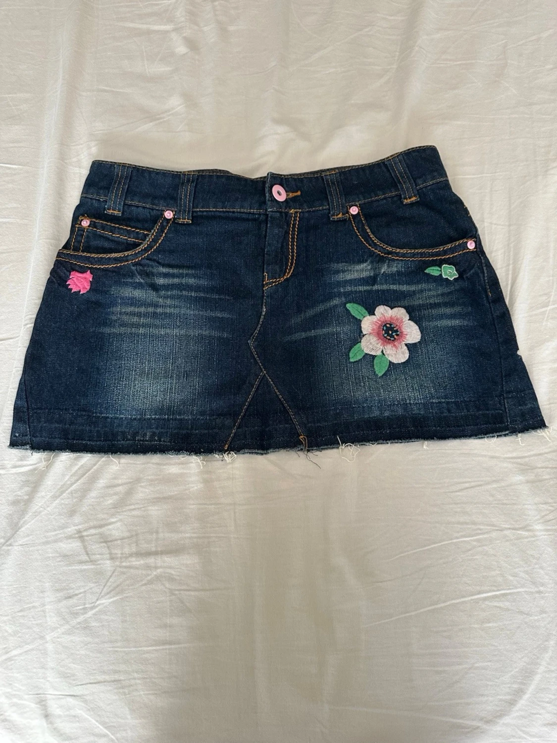 Mörk jeanskjol med broderier