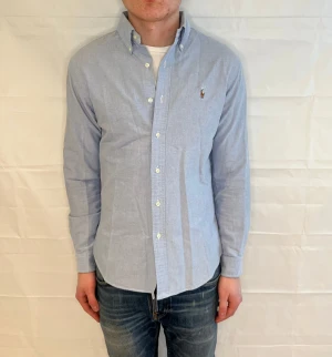 Polo Ralph Lauren Slim Fit Shirt Light Blue - Ljusblå slim fit skjorta i 100% bomull, begagnad i mycket gott skick.