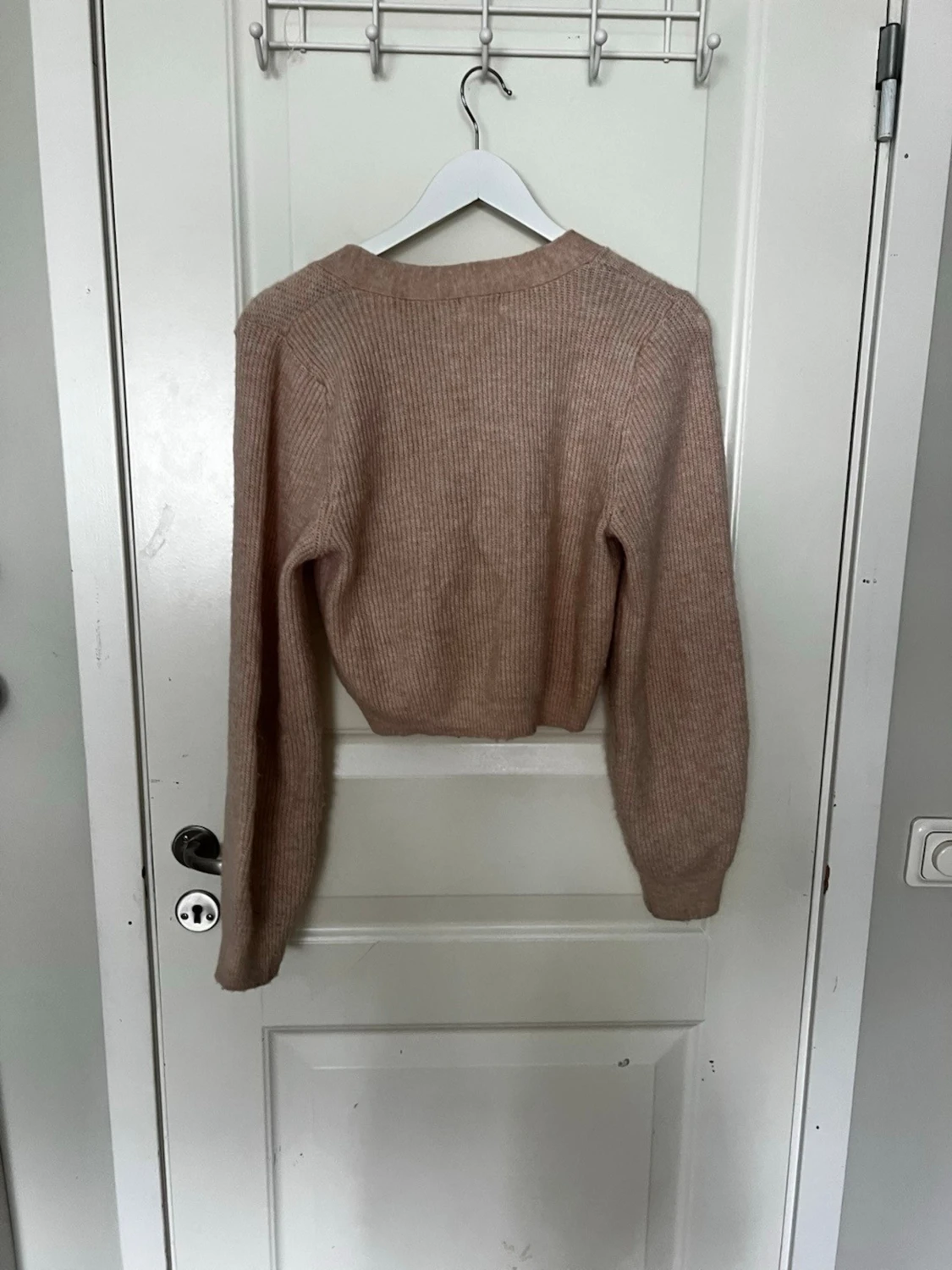 Beige stickad kofta med rosett - 3