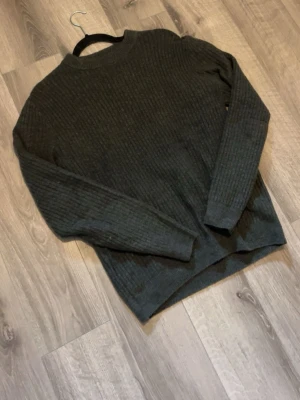 Stickad tröja - Stickad tröja i en skön grön färg. Inga defekter alls. Kom med frågor och prisförslag🫱🏻‍🫲🏼🫱🏻‍🫲🏼