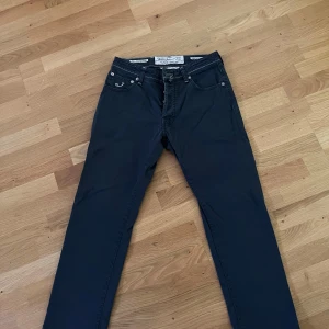 Jacob Cohen mörkblå jeans, stl 31 - Hej! Säljer dessa Jacob Cohen jeans i storlek 31. Byxorna är i jättefin skick med ing defekter. Den totala längden är 92 cm och innersömen är 68 cm. Kom med mer frågor privat om byxorna. Kan dessutom gå ner i pris vid snabb affär