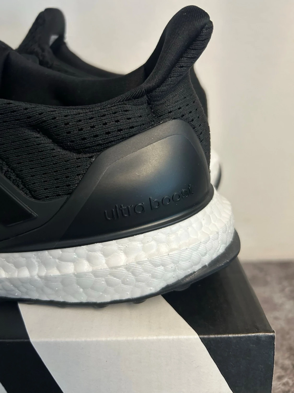 Svarta Adidas Ultraboost sneakers - 1