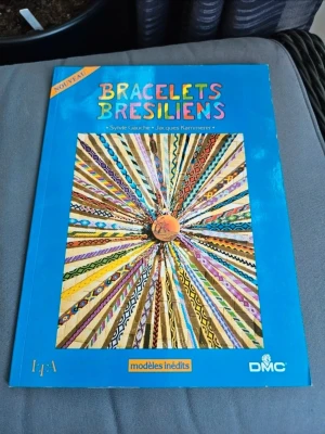Bracelets Bresiliens bok - Färgglad bok med blått omslag som visar olika mönster och tekniker för att göra brasilianska armband. Perfekt för dig som gillar DIY och handarbete. Innehåller massor av inspiration och steg-för-steg-bilder för att skapa egna armband i olika färger och stilar.