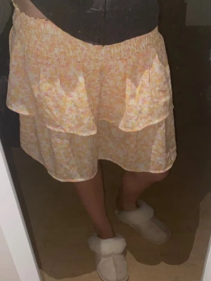 Volangkjol från Kappahl  - Fin kjol från Kappahl. Använd endast få gånger och mycket fint skick. 