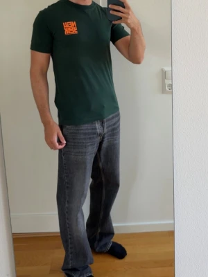 T-shirt  - Grön T-shirt. Storlek S. Med tryck fram och bak. 
