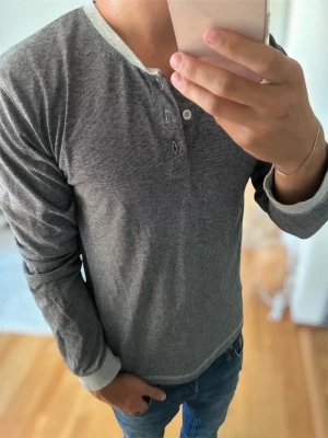 Grå långärmad henley från Temple - Skön farfar tröja | sitter riktigt bra och passar med allt! Skriv vid frågor och följ för mer! 