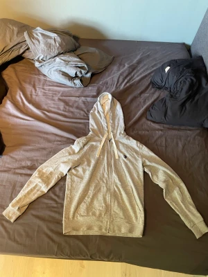 Grå US POLO ASSN - Tjenare säljer en fet us polo assn kofta riktig bra kvalité använts 2 gånger då jag märkt att den är för liten