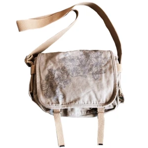 Vintage blommig/ mönstrad axelremsväska/ sidoväska/ tygväska, y2k/ cyber/ alt/ 2000s/ 2000tal/ 00s/ 00tal - Supersnygg olivgrön/ beige axelremsväska med blommor på! Som tagen direkt från 2008!