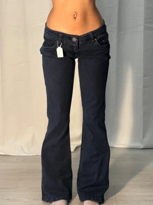 Low flare only jeans 10189 - Midjemått: 38cm.  Gren: 17cm. Innerbenslängd: 79cm. (Storlek w29.) Kolla in min profil, följ för fler plagg🙌