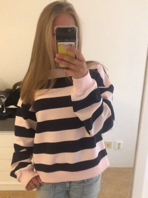 Rosa och marinblå randig hoodie - Säljer en jätte söt tröja med blå rosa ränder!! Prislappen är kvar och har aldrig använt🩷