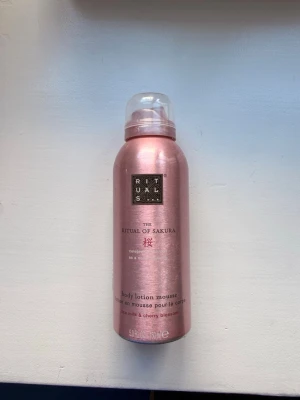 Rituals The Ritual of Sakura mousse - Lyxig body lotion mousse från Rituals i serien The Ritual of Sakura. Kommer i en rosa metallisk flaska med genomskinligt lock. Innehåller doft av rismjölk och körsbärsblom. Perfekt för dig som vill ha återfuktad och väldoftande hud. Det är ca 50-60% kvar i flaskan. Den är rätt så ny också!! 