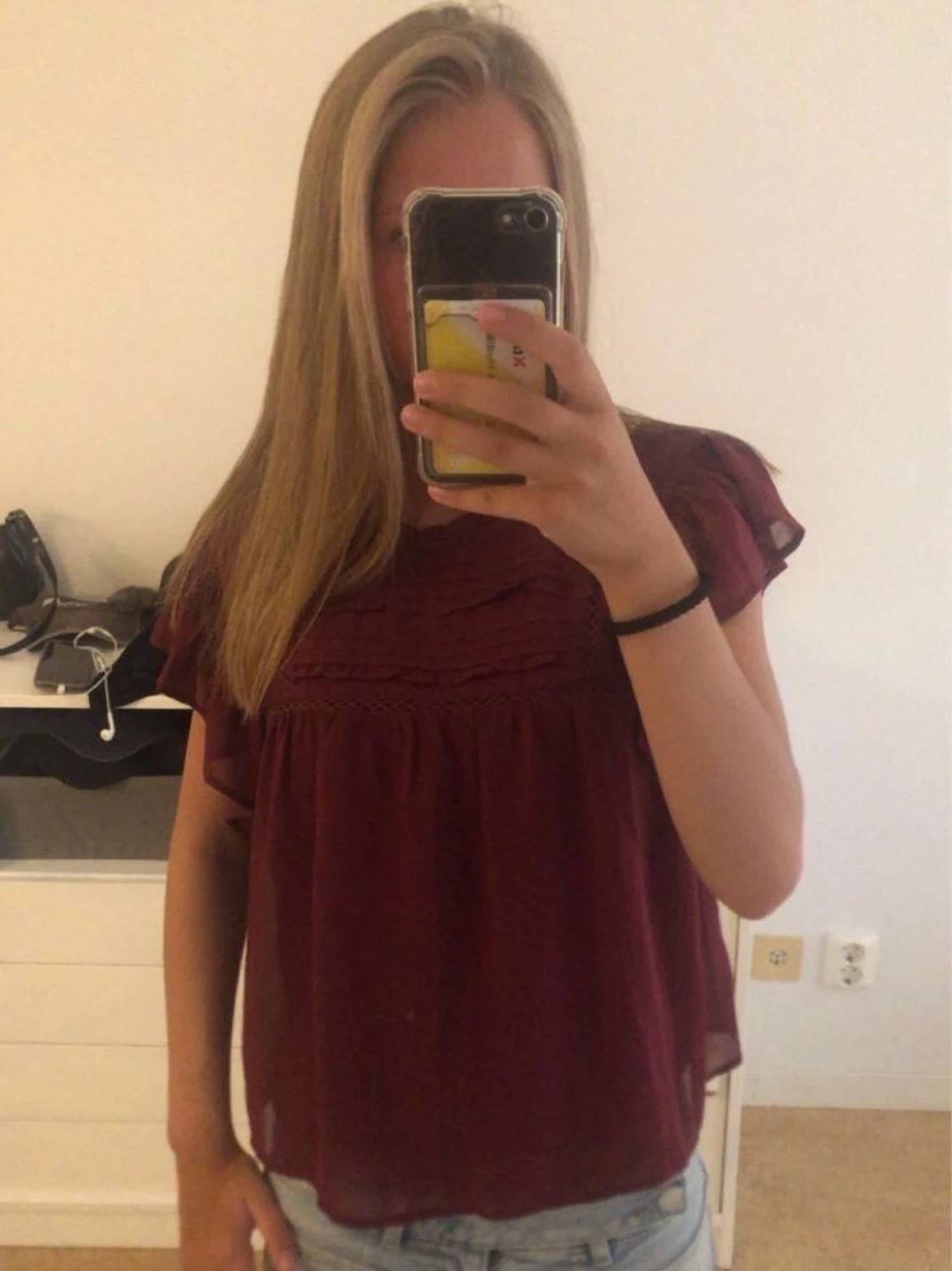 Vinröd blus med spetsdetaljer - 1