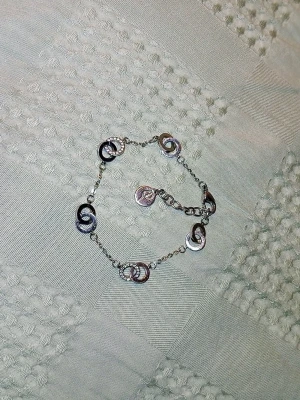 Edblads armband till dam - Snyggt armband i kirurgiskt stål med flera sammankopplade cirklar som dekoration. Kedjan är tunn och smidig, och armbandet har ett justerbart lås för perfekt passform. Passar dig som gillar stilrena och moderna accessoarer.