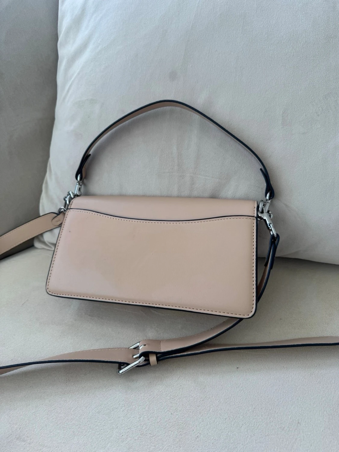 Beige axelväska med silverdetalj - 2