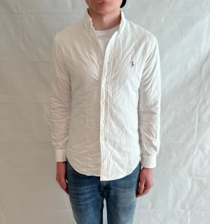 Polo Ralph Lauren Slim Fit Shirt White - Vit slim fit-skjorta i 100% bomull, begagnad i mycket bra skick.