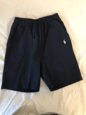 Mörkblå shorts med snörning - Ralph lauren shorts. Köpte begagnat och vet inte om de är äkta därav pris. Inga returer