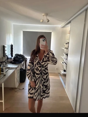 Hm zebra klänning  - Säljer min populära zebra klänning då jag int använt den o säkert passar bättre på någon annan. Med lapp o allt 