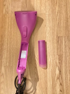 Klädsteamer/klädångare, fungerar bra  - Säljer en rosa & svart handhållen klädsteamer med sladd som man stoppar i eluttag från Fasett(Rusta). Helt perfekt för att snabbt fräscha upp kläder och ta bort skrynklor - ett smidigare alternativ till strykjärn.  Enkel att använda och smidig att ta med på resande fot. Det ingår en avtagbar vattenbehållare (se bild 1). Effekt på den är: 1000–1200 W🤩☺️