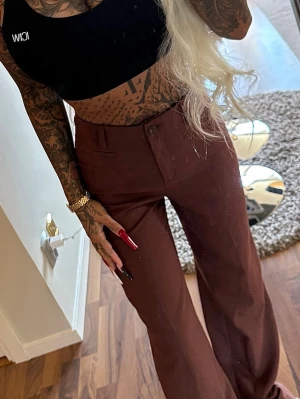Mörkbruna kostymbyxor  - Mörkbruna kostymbyxor, använda max 2 gånger 💋 ▪️ TikTok - ginise 