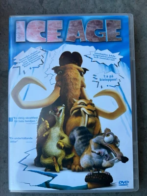 Ice age DVD - DVD-film med "Ice Age". Filmen innehåller både originalversionen och svenskt tal. Extramaterial inkluderar "Scats nya äventyr", 5 borttagna scener, kortfilmen "Bunny presenter"  Finns på språk: Svenska, Engelska, Danska, Norska, Finska   OBS!! skivorna är begagnade så det kan förekomma repor/hairlines på skivorna, men då jag kollar igenom alla filmer jag säljer garanterar jag att alla funkar felfritt om inget annat står! :)
