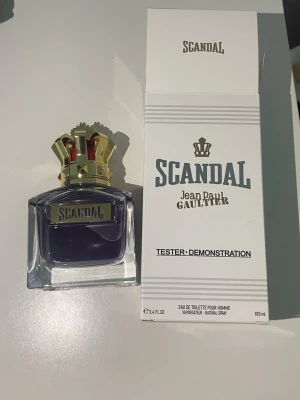 Scandal pour Homme EdT 100ml - Scandal pour Homme från Jean Paul Gaultier är en eau de toilette i en lyxig fyrkantig glasflaska med mörklila doft och en guldfärgad krona som lock. Flaskan rymmer 100 ml och har en exklusiv och modern design som sticker ut på hyllan.