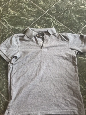Grå piké från Uniqlo - Säljer en snygg pike från Uniqlo. Storlek XS. Färg ljusgrå. Mycket bra skick. Hör av dig vid fler frågor eller bilder. 