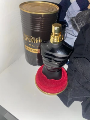 Jean Paul Gaultier Le Male Le Parfum - Den är helt slut och säljer den nu bara så, men man kan gå fråga om refill i affären