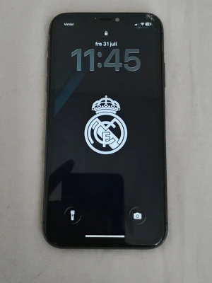 iPhone 11 64GB - Mobilen fungerar utan problem förutom att det finns en liten spricka på skärmen, glaset på baksidan är sönder och att uttaget för laddaren glappar. Man kan dock ladda. Batterihälsa 76%