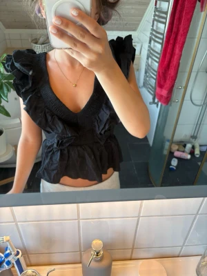 Svart volangblus - Snygg svart blus som passar perfekt till middagar och fester!