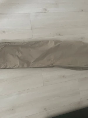 Beiga chinos från H&M - Säljer ett par klassiska beiga chinos från H&M med rak passform och knappgylf. Byxorna har bälteshällor och är tillverkade i ett mjukt, lätt material som passar perfekt till en avslappnad stil.