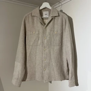 Dobber Overshirt beige  - Overshirt ifrån Dobber - Storlek: S - Skick: 8/10 - Nypris: 2299kr - Mitt pris: 489kr - DM vid frågor och funderingar! 👊🏻