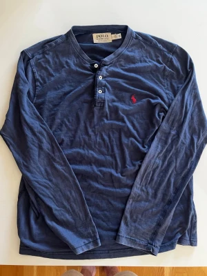 Ralph lauren henley långärmad T-shirt tröja vintage (sällsynt) - Riktigt snygg och eftertraktad Ralph lauren henley långärmad tröja i fint skick inga fel storlek M kan ta mått vid behov. Endast 475kr 100% äkta. ej hugget i sten kom gärna med frågor och prisförslag har även mycket mer liknande i min profil alla storlekar kolla gärna stor rabatt vid köp av flera 😁✌️