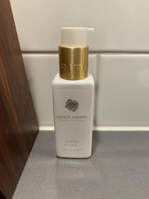 Savage Garden handbalsam Rituals - Lyxig handbalsam från Rituals i serien Savage Garden. Flaskan är vit med guldfärgad pump och elegant design. Innehåller 70 ml. Använd ca 2 ggr, annars helt som ny