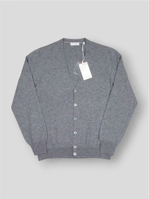 Gran Sasso Cardigan/Kavajkofta - Gran Sasso Cardigan/Kavajkofta | Modell: Cardigan/Kavajkofta | 80% Ull - 10% Kashmir - 10% Viskos | Tillverkad i Italien | Skick: Helt ny med taggar | Nypris: 2999 kr | Storlek: M (48) | Orginal påse och reservknappar tillkommer | Hör av dig vid minsta fundering eller fråga 📦