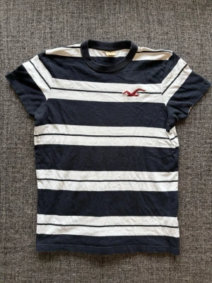 Hollister T-shirt ~ sällsynt  - 🎉 20% rabatt om du följer min profil och handlar direkt! 😊  Sjukt sällsynt Hollister T-shirt i storlek S – marinblå/vit randig vintage 2000’s modell med klassisk design och hög kvalitet. En eftertraktad modell som inte längre produceras och passar perfekt året om. 📦 Skickas inom 24h, kan gå ner lite i pris vid snabb affär! ✌️