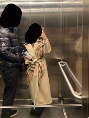Beige lång kappa  - Jätte fin beige kappa, pris kan diskuteras💕
