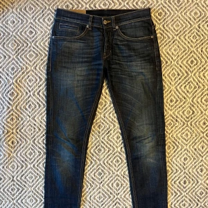 DONDUP GEORGE JEANS - Säljer nu ett par klassiska dondups i mycket bra skick utan märkbara deffekter| Midja: 40.5cm | Längd: 103cm | Nypris ca 3500kr| Hör av dig vid frågor eller funderingar!