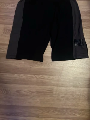 Svarta shorts med gröna sidor - Svarta EA7 shorts med gröna sidor shorts från JD sports.