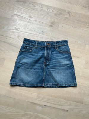 Mörkblå jeanskjol  - Mörkblå jeans kjol från Zara