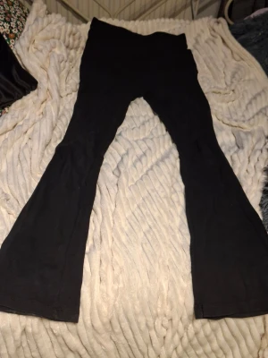 Svarta utsvängda leggings - Flared leggings från Lager 157 med storlek 150