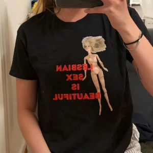 Lesbian sex is beautiful - Svart T-shirt med Barbie ”lesbian sex is beautiful” thriftad och ingen lapp så oklart vad storleken är men skulle säga att den passar som M