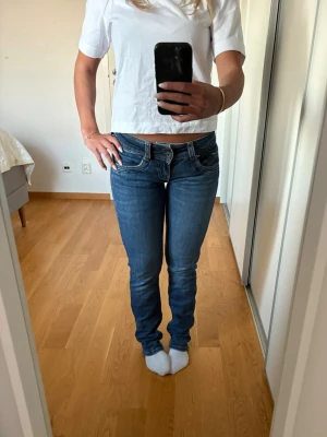 Blå low waist jeans - Mörkblå lågmidjade jeans som har rätt så tight passform vid smalbenen🤩