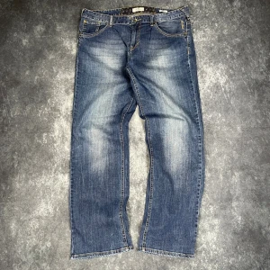 Tom Tailor 2000-tals vintagejeans i denim för herrar i storlek W34 L33 - W- och L-storlek är uppskattade utifrån måtten i cm  MÅTT 📏 Midja: 48 cm Längd: 105 cm Lår: 35 cm Benslut: 21 cm  Skickas inom 24 timmar Spara på frakten genom att köpa flera produkter  Mer information finns på min profil H38