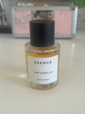 ESSNCE I Am Vanilla parfym - Parfymflaska från ESSNCE med doften I Am Vanilla🍰🌟 Öppnad o testad men inte använd:) Skriv gärna vid frågor💕